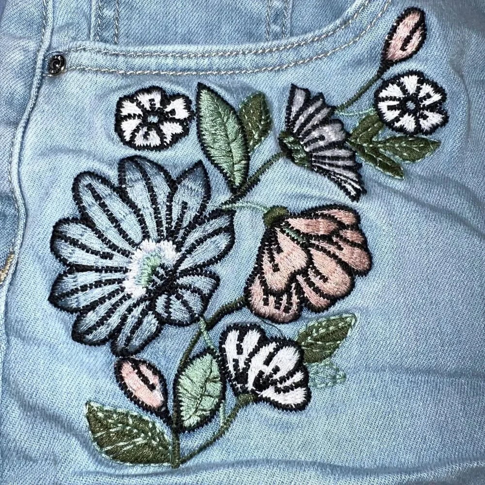 Forever 21 Womens Denim Blue Jean Floral Embroidered Cut Off High Waist Size 28
